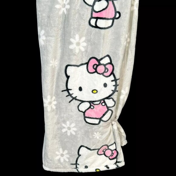 Hello Kitty Flowers And Kittys Throw Gray Multi 60X70in Throw Soft and‎ Plush - Picture 4 of 14